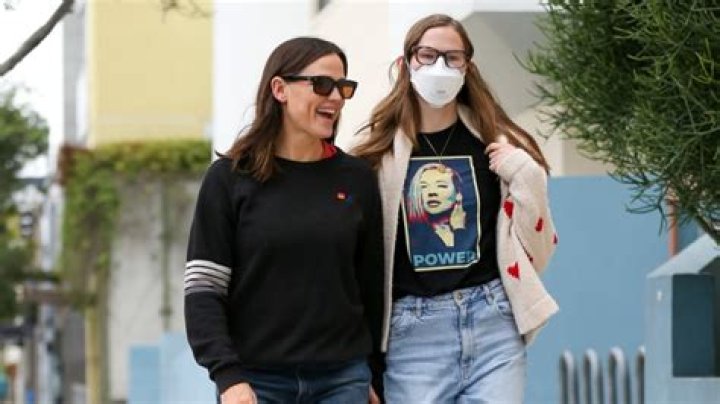 Does Violet Affleck Consistently Wear A Facial Covering?