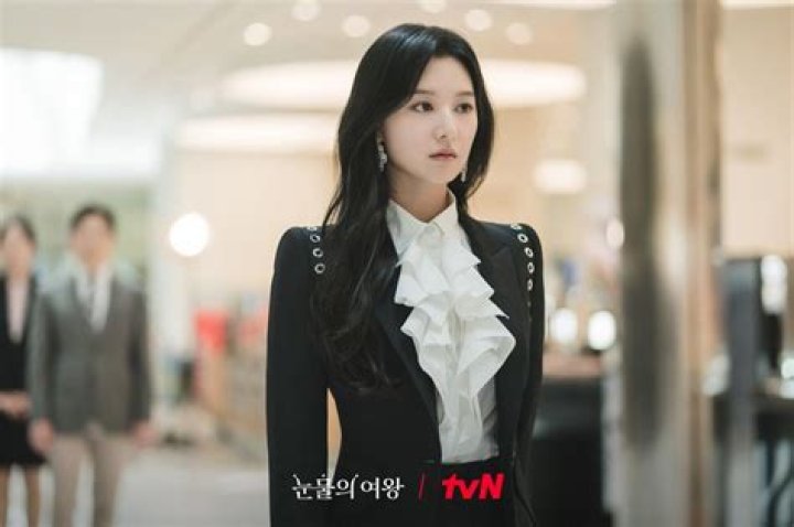 Get To Know Kim Ji-Won's Real-Life Sister