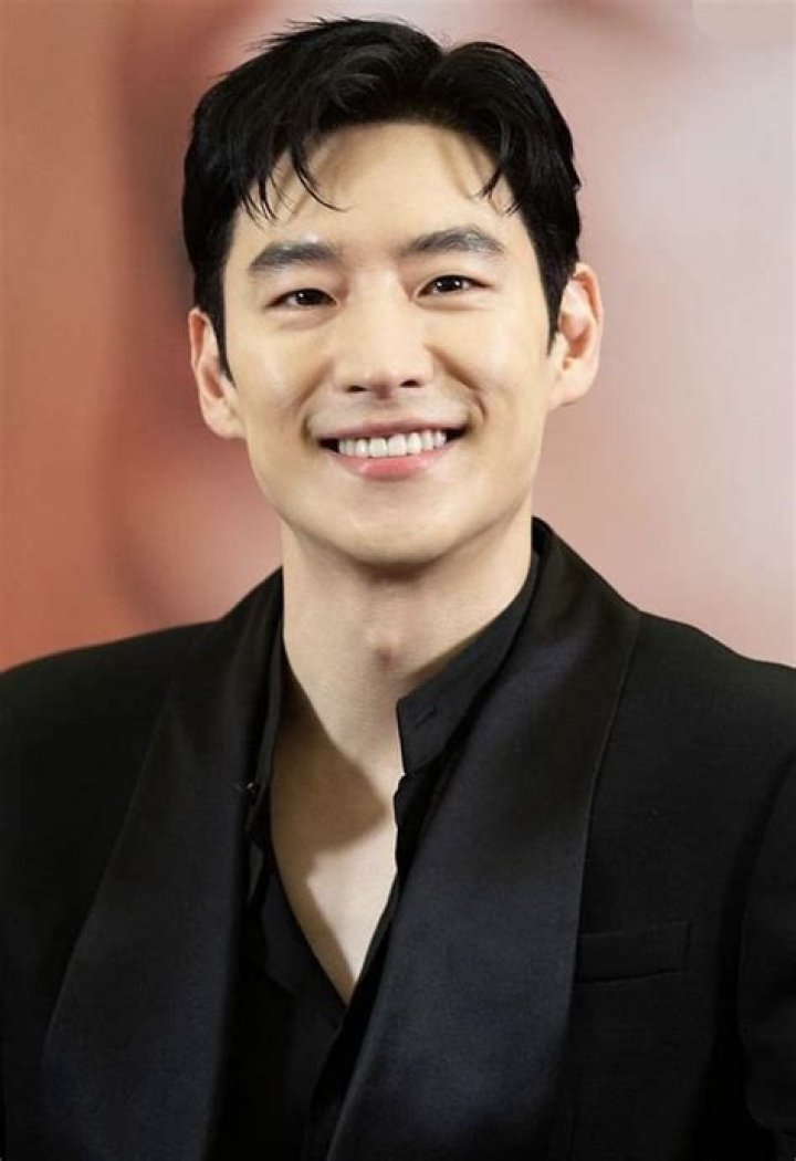 Everything You Need To Know About Lee Je Hoon's Height